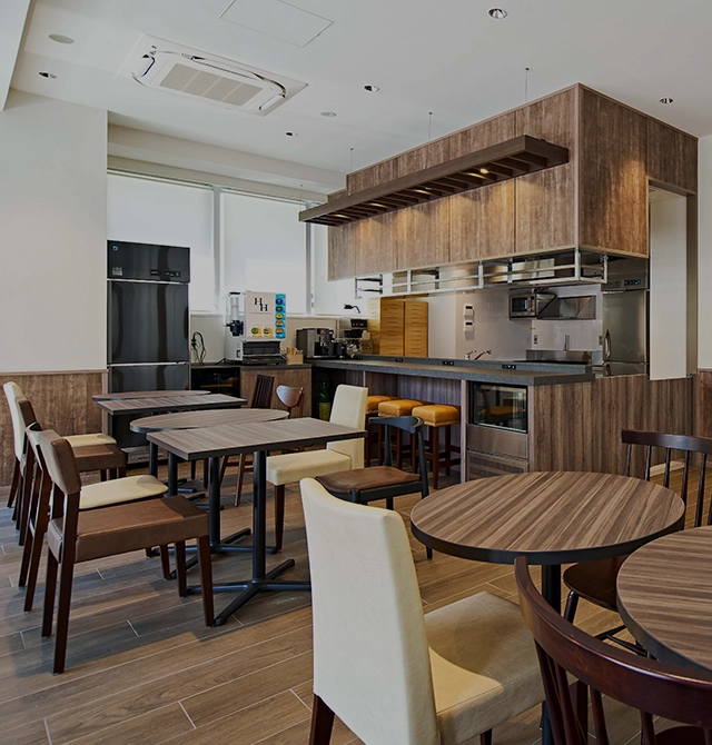 テラス席を備えた開放的なカフェ＆BAR