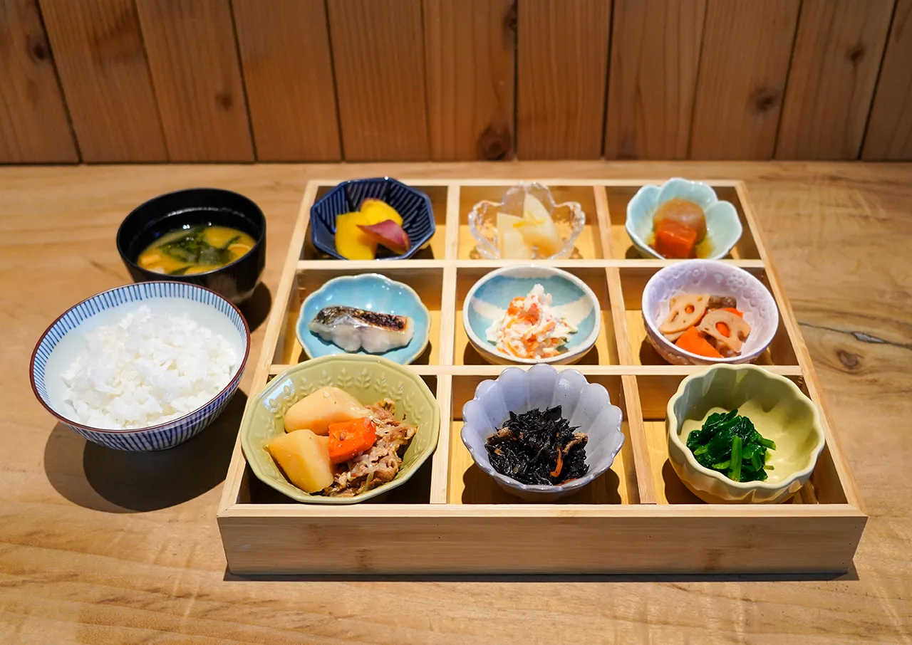 朝食／小鉢和定食
